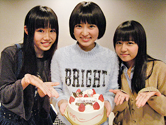 本日の出席は1番瑞季・6番廣田あいか・10番柏木ひなたの3人と、オジンオズ ボーンの二人。 ぁぃぁぃが初登場。これでエビ中なんやねんに全メンバー出演となりました。